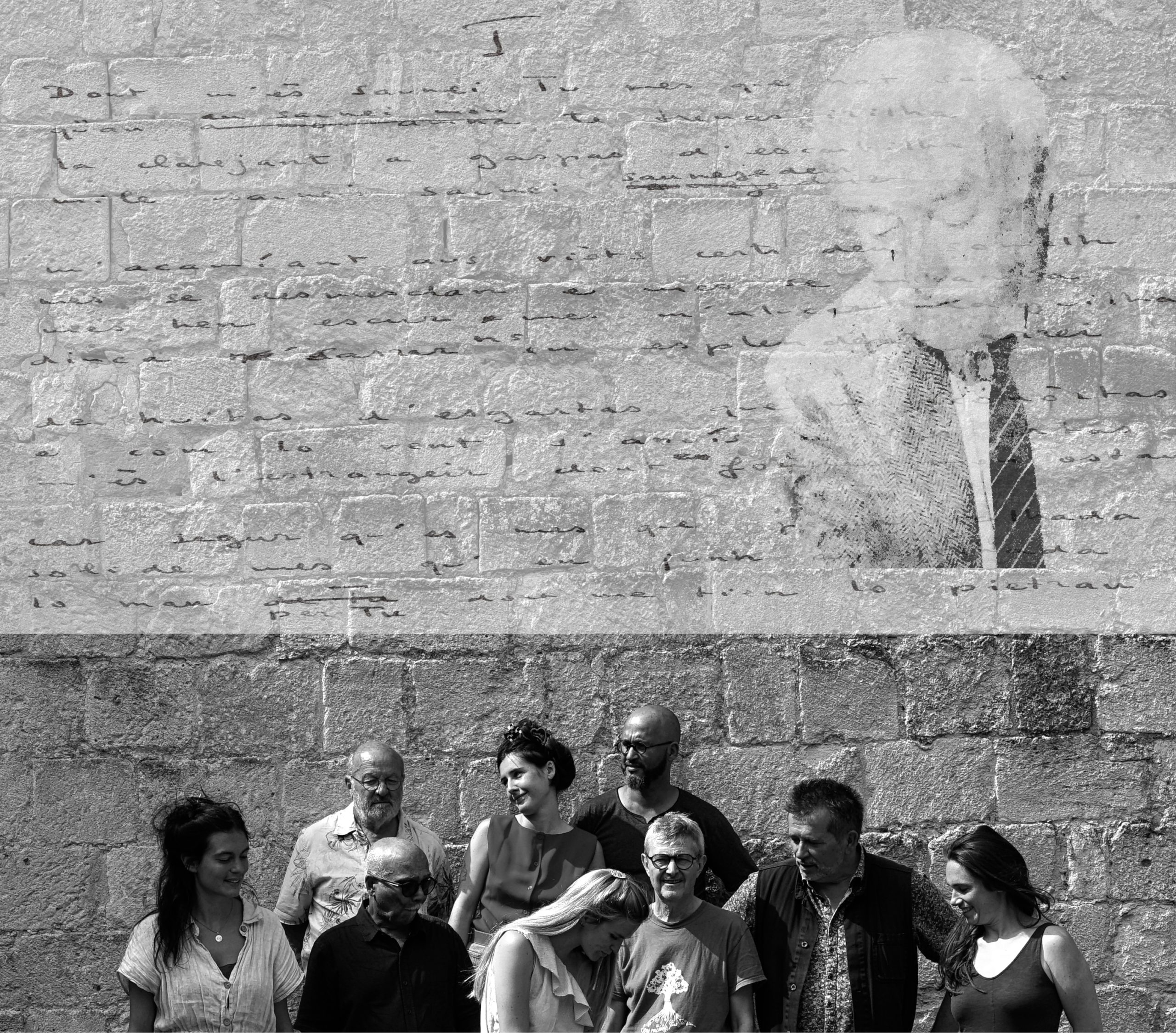 Les membres de la Manufacture verbale sont regroupés devant un mur de pierre gris. Au dessus d'eux flotte la silhouette de Bernard Manciet, l'auteur des "Sonets".