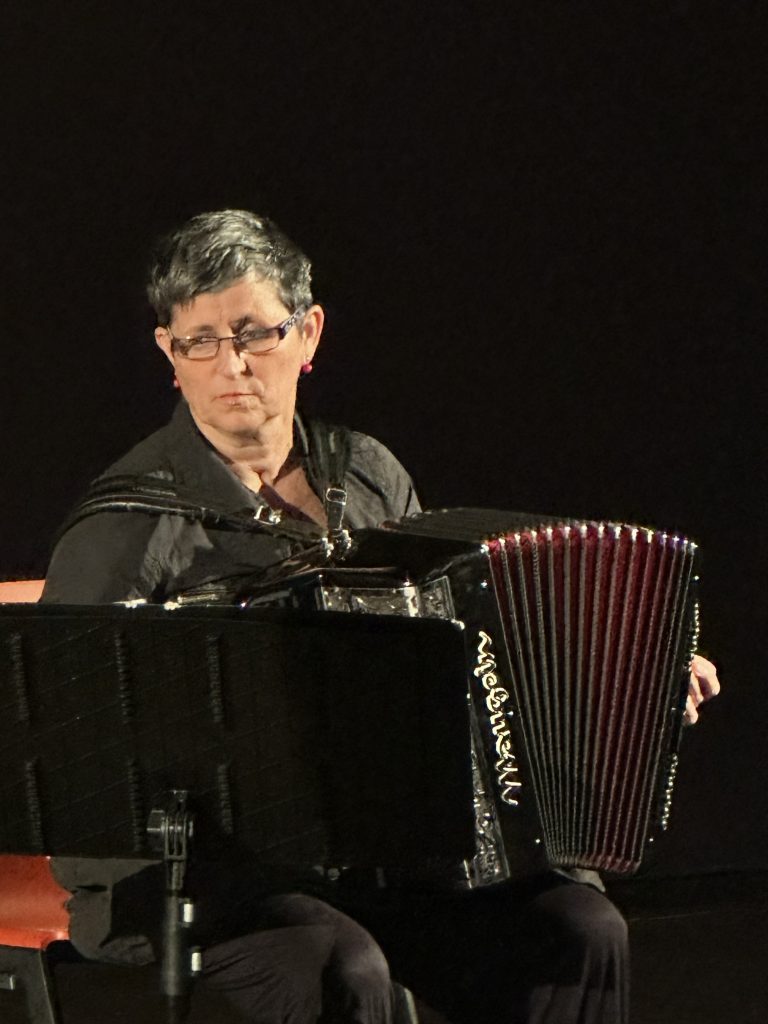 Une photo de l'accordéoniste Marie-Laure Fraysse lors de la lecture musicale Nathanaêl sous le figuier de Marcelle Delpastre à Bazas