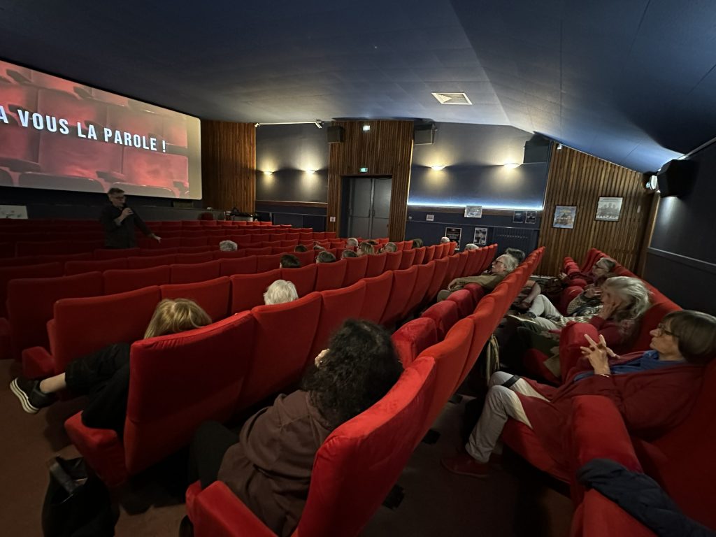 Une photo de l'échange avec le réalisateur Patric La Vau après la projection du film Marcela delpastre e res de mai si ne's poeta au cinéma Vog - 21 mars 2026